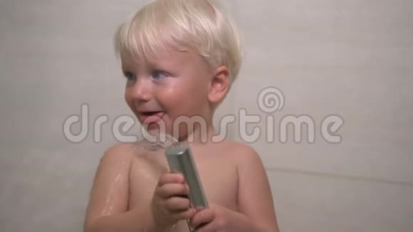一个两岁的男孩洗澡视频的预览图