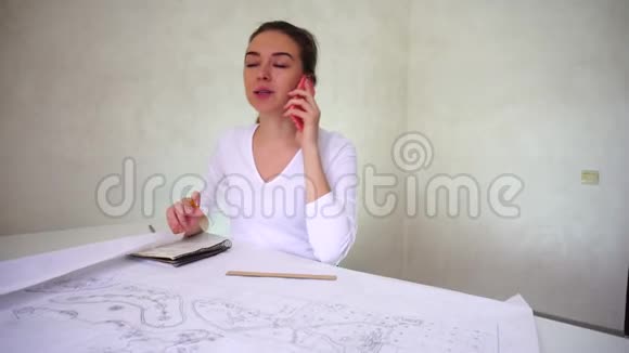 建筑师在家工作年轻女子坐在餐桌旁讨论客户订单视频的预览图