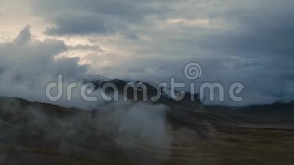 空中无人机通过低云向阿勒泰河谷和雪山射击视频的预览图