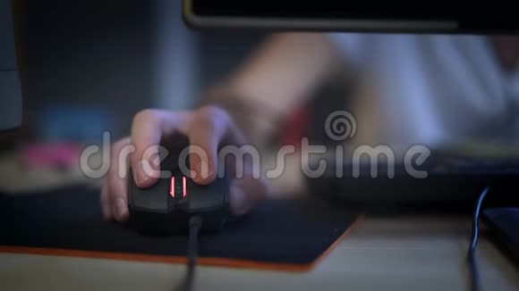 一个人点击数字鼠标并在电脑上工作做创造性工作的概念视频的预览图
