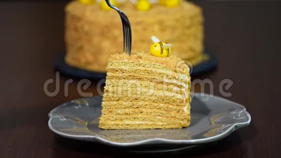 新鲜自制蜂蜜蛋糕Medovik吃蜂蜜蛋糕视频的预览图