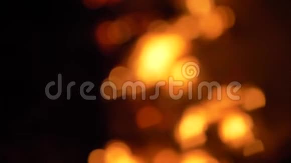 在漆黑的夜晚燃烧着红色的火焰黑色背景上模糊的火焰火灾主题上的抽象背景视频的预览图