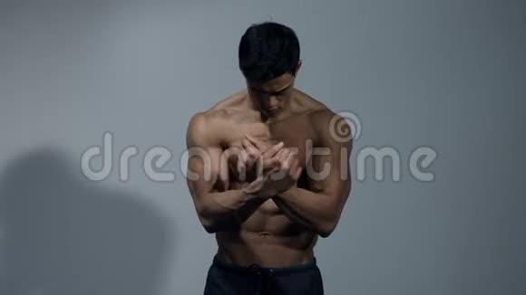 健身模型显示他的肌肉躯干2视频的预览图
