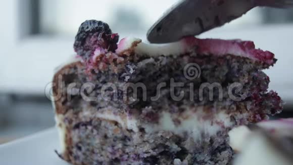 有选择的焦点与黑莓美味蛋糕视频的预览图