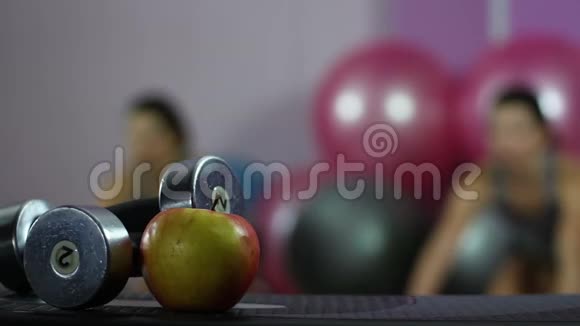灵活的女性运动员健身健康饮食和积极的生活方式视频的预览图
