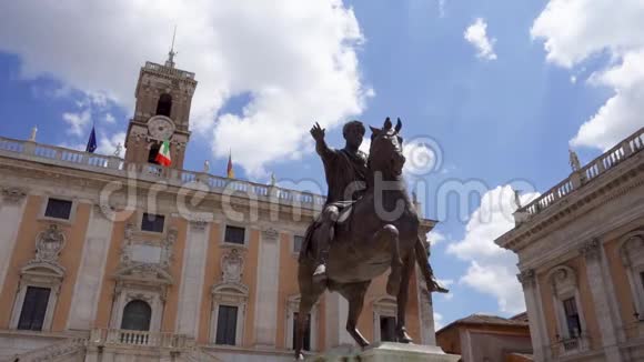 意大利罗马国会山上马背上的马库斯奥雷利乌斯皇帝铜像视频的预览图
