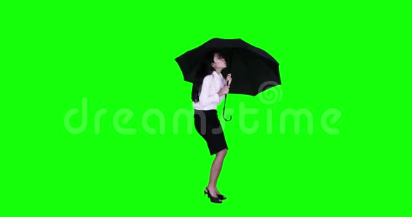 担心的女商人用雨伞保护自己视频的预览图