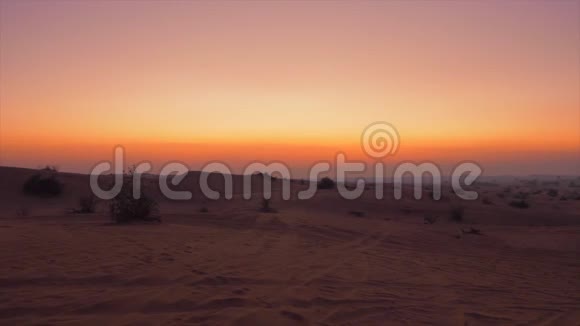 黄昏的天空在沙漠中的沙丘上美丽的天空视频的预览图