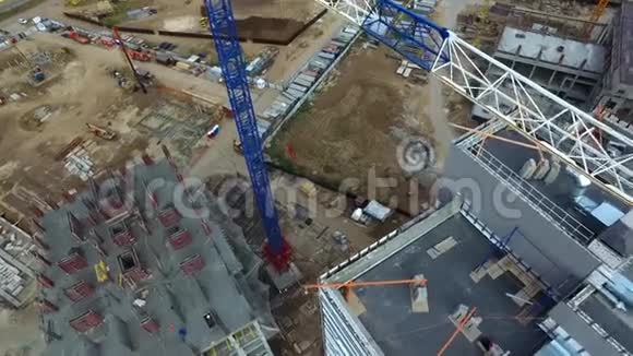 施工现场用吊车俯视场景起重机位于建筑工地的屋顶之上视频的预览图