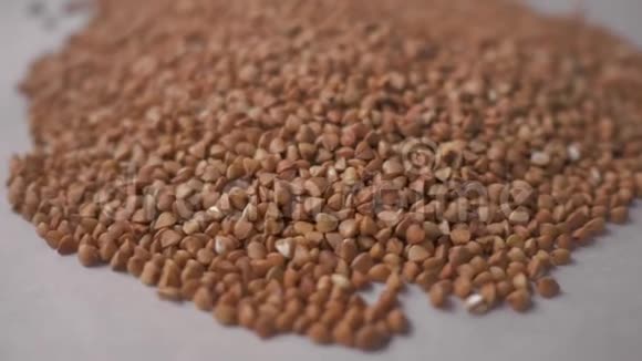 生荞麦放在桌子上概念食谱的片段4K食物录像视频的预览图