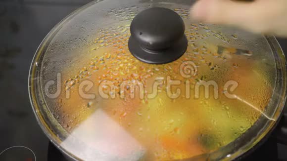 煎锅里煮西葫芦的视频视频的预览图