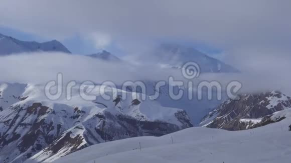 冬天的雪山时间流逝晴天的云速视频的预览图