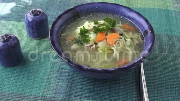 传统鸡汤放在碗里视频的预览图