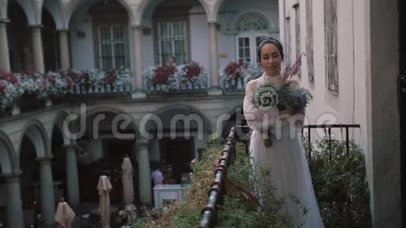 新娘在阳台上放一束花视频的预览图