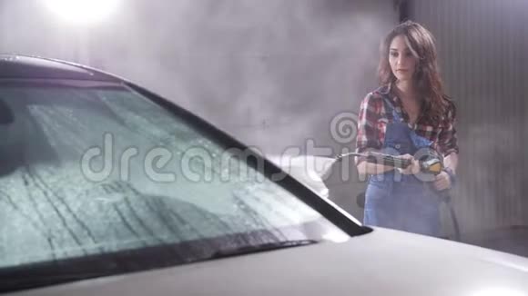 女人用高压防爆车洗车视频的预览图