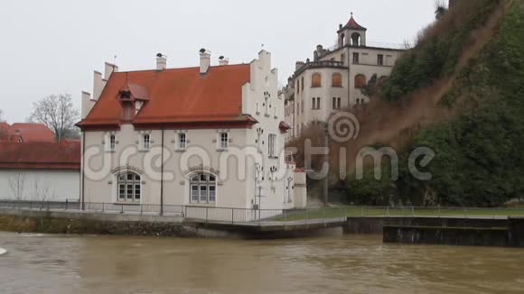 河和建筑物上岸德国巴登符腾堡西格马林根视频的预览图