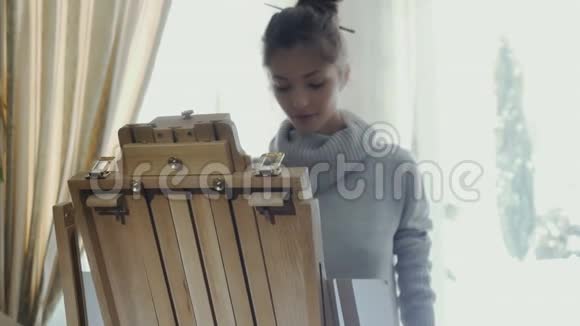 美丽的少女在素描盒上画画视频的预览图