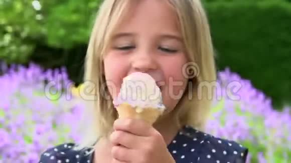 小女孩吃冰淇淋户外视频的预览图