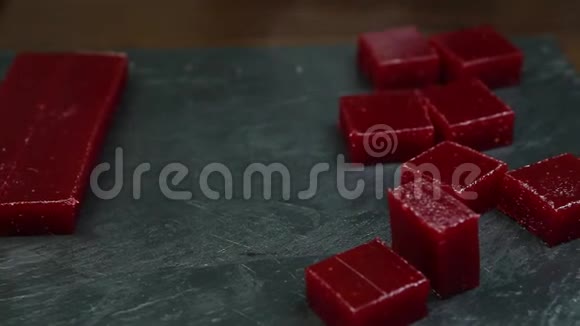 糖果手卷深红色果酱糖片视频的预览图