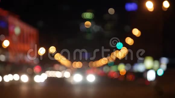汽车在夜街上行驶视频的预览图