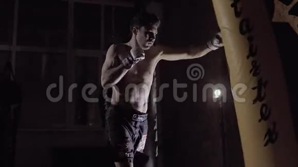一幅强壮的男子拳击的肖像同时设计了一些技巧视频的预览图