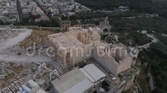 希腊雅典古城卫城中普罗皮亚门的鸟瞰图视频的预览图