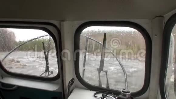 坦尼克山河空艇滑翔机之窗视频的预览图