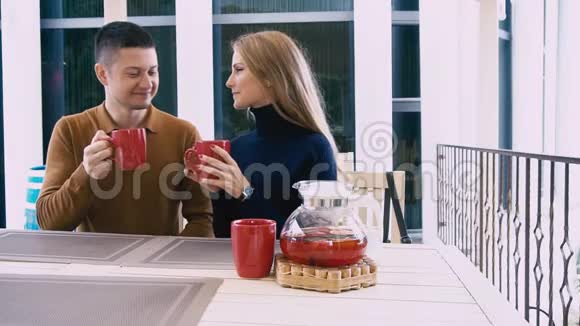 夫妻在餐厅喝茶吃甜点视频的预览图