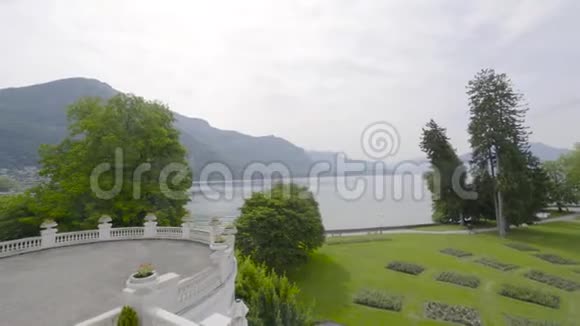 从酒店阳台到湖边和草坪的美丽景色行动欧洲度假的温暖夏日视频的预览图