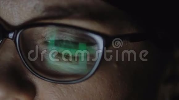 一个戴眼镜的女人眼睛的特写一个女人看着平板电脑视频的预览图