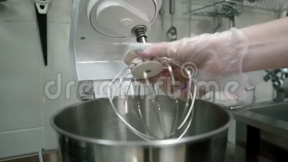 男厨师混合配料在室内厨房使用搅拌机视频的预览图