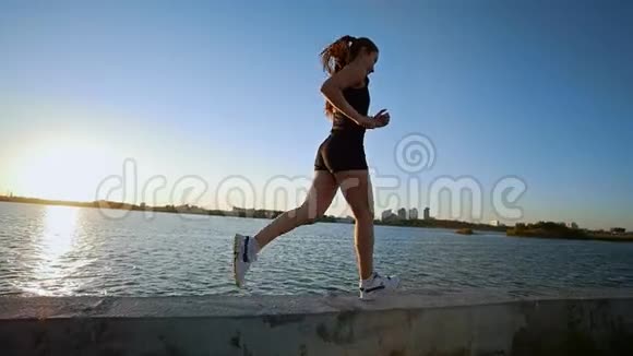 美丽的运动女孩在海滨奔跑视频的预览图