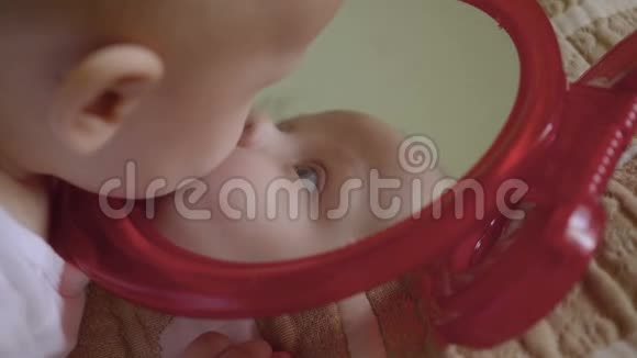 美丽的婴儿玩镜子亲吻他的倒影六个月大的婴儿视频的预览图