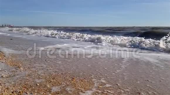 沙滩上的海浪海岸上的慢波视频的预览图