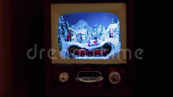 圣诞装饰整个村子都开着一台古董电视火车和街上的人视频的预览图