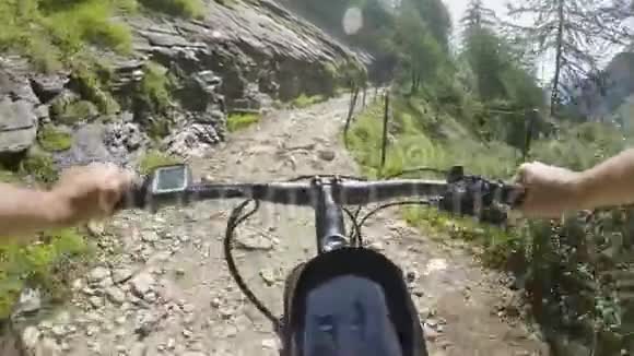 在湖边的岩石小径上骑着电动自行车mtb行动骑自行车者探索近山的路径电动自行车活动视频的预览图