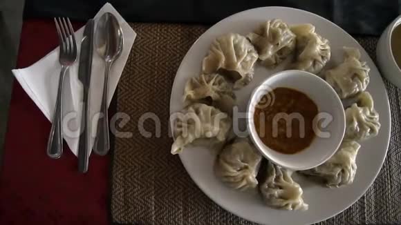 莫莫尼泊尔传统菜肴正宗美食亚洲食物顶部视图视频的预览图
