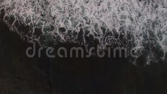 空中拍摄的画面俯视着海岸上的暗波视频的预览图