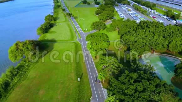 空中摄影台湾台北滨江公园蓝天白云树木绿草户外活动视频的预览图