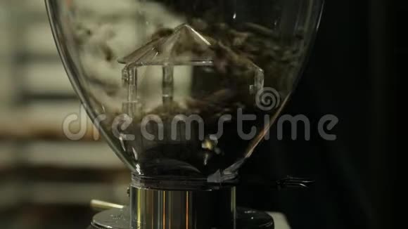 咖啡豆倒入透明咖啡机视频的预览图