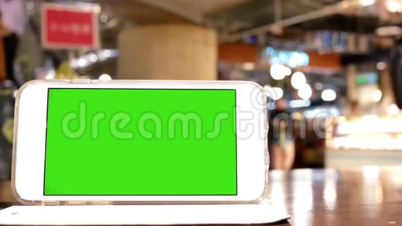 绿色屏幕手机的运动模糊的人购物和休息视频的预览图