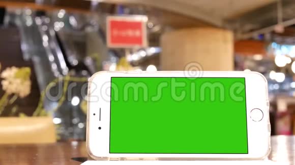 绿色屏幕手机的运动模糊的人购物和休息视频的预览图