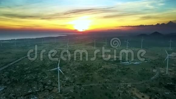 背景上景的风力涡轮机和日落视频的预览图