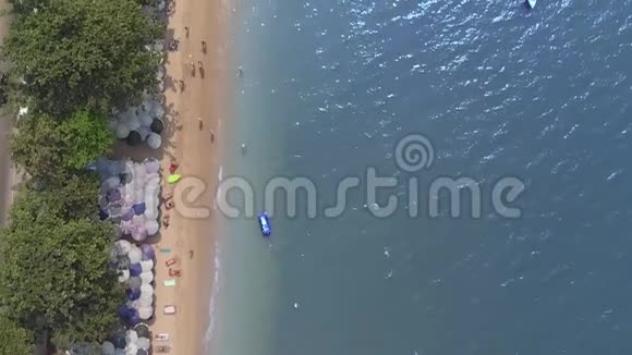 芭堤雅海滩从山顶俯瞰录像在山顶风景秀丽的瞭望点可以看到全景视频的预览图