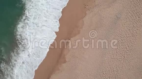 地中海沙滩上海浪的高空俯视图视频的预览图