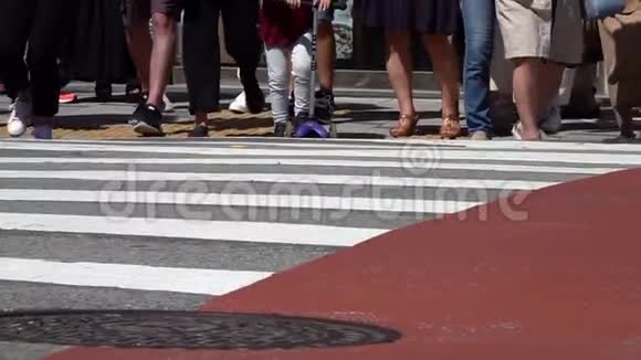 许多人穿过街道合拢行人腿视频的预览图