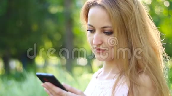 女人使用智能手机视频的预览图