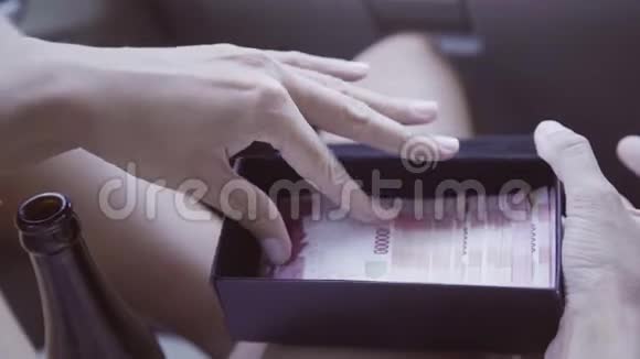 在车里白种人女人用外币从黑匣子里取出钞票视频的预览图