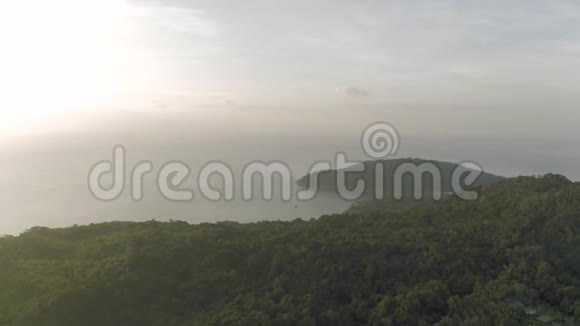 海洋日落亚洲4K无人机在泰国森林上空飞行视频的预览图