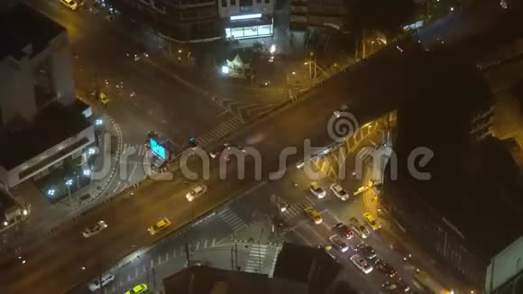 在十字路口的一个夜晚城市的交通视频的预览图